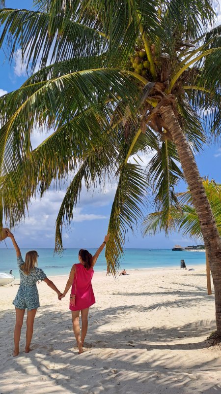 Kendwa plaža na Zanzibaru sa belim peskom, palmama i velikim krošnjama koje prave hlad